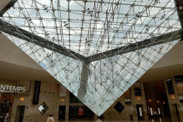 Eugene Tassart / Voyage10.com Carrousel du Louvre